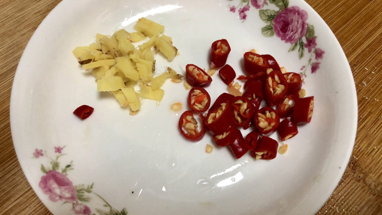 毛豆炒鸡丁,改刀:姜去皮切粒,小米辣切圈