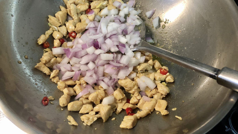 毛豆炒鸡丁,转中火,下洋葱煸炒出香味