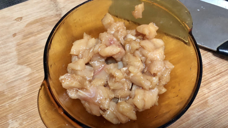 毛豆炒鸡丁,抓匀
