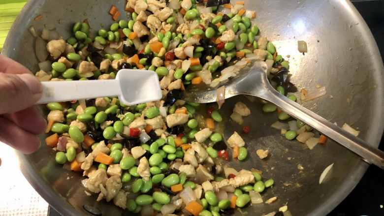 毛豆炒鸡丁,尝下咸淡,根据个人口味加入少许食盐翻炒定味出锅
