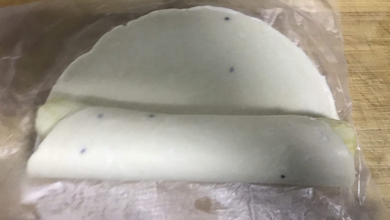 香蕉圈一口酥,把香蕉剥皮,用手抓饼卷起来