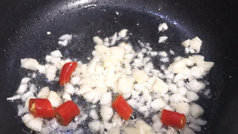 豆皮金针菇卷,喜欢吃辣的,可以放点小米辣。