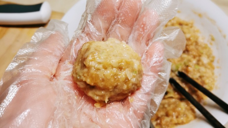 莲藕肉丸,取一份 团成丸子