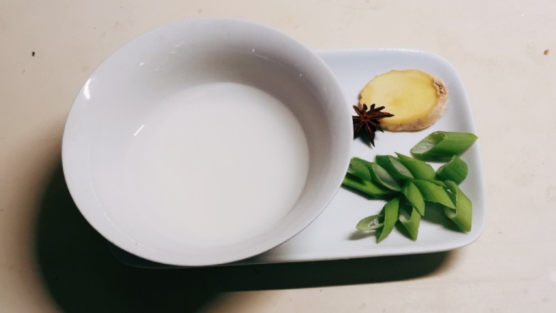 虾仁豆腐羹,水淀粉 <a style='color:red;display:inline-block;' href='/shicai/ 3250'>葱</a><a style='color:red;display:inline-block;' href='/shicai/ 37'>姜</a>切片 <a style='color:red;display:inline-block;' href='/shicai/ 695'>八角</a> 