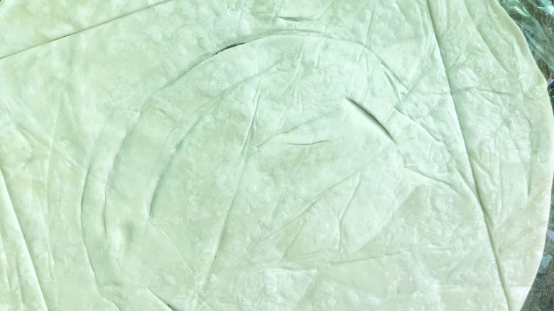 丹麦肠仔酥,四个边各切一刀(中间正方形)