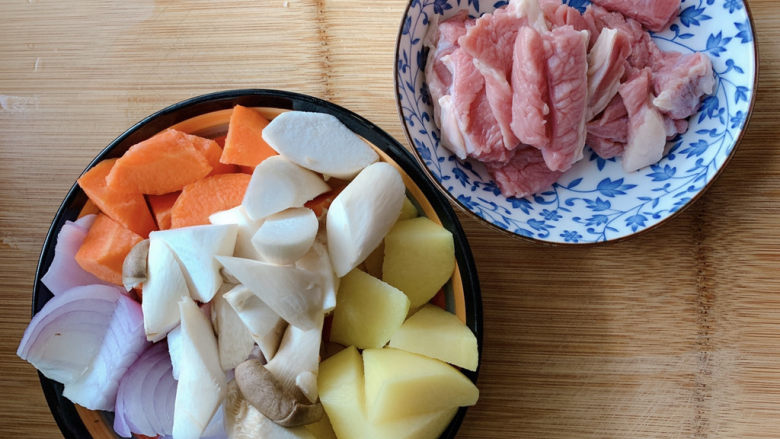 胡萝卜炖牛腩,部分食材,如上示意。