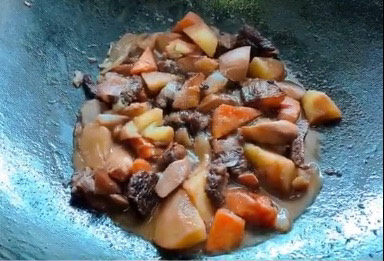 胡萝卜炖牛腩,在锅中小火焖煮1~1.5小时待牛肉软烂,中途记得开盖翻炒,防止土豆淀粉释出粘锅
