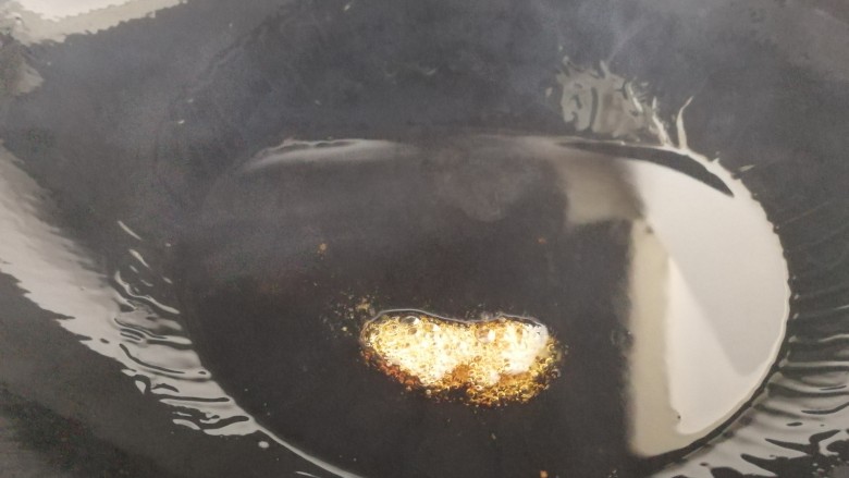 油豆角炖栗面南瓜,小火至冰糖融化,成微焦色。