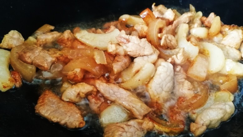 油豆角炖栗面南瓜,下肉,文火翻炒上色。