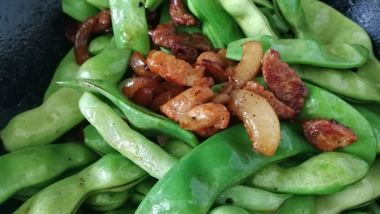 油豆角炖栗面南瓜,中小火翻炒均匀,把油豆角炒绿。