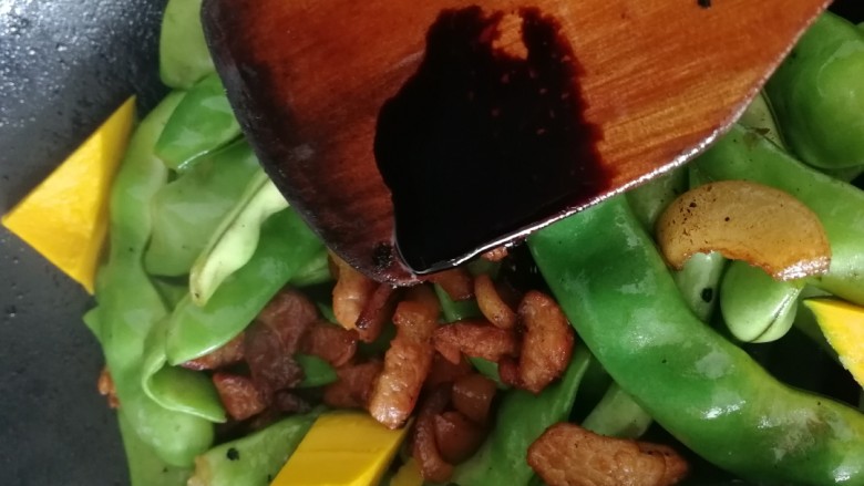 油豆角炖栗面南瓜,文火翻炒均匀,放入一小勺生抽。