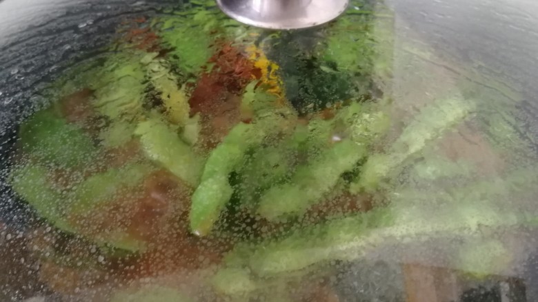 油豆角炖栗面南瓜,盖上盖子,文火炖。