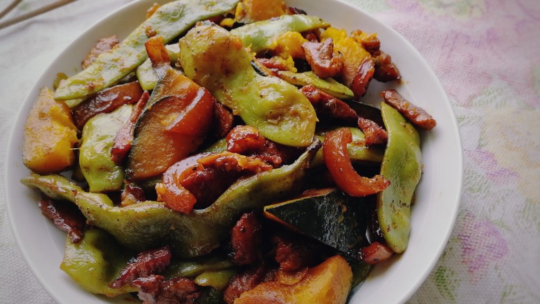 油豆角炖栗面南瓜,南瓜甜面,豆角软嫩入味。