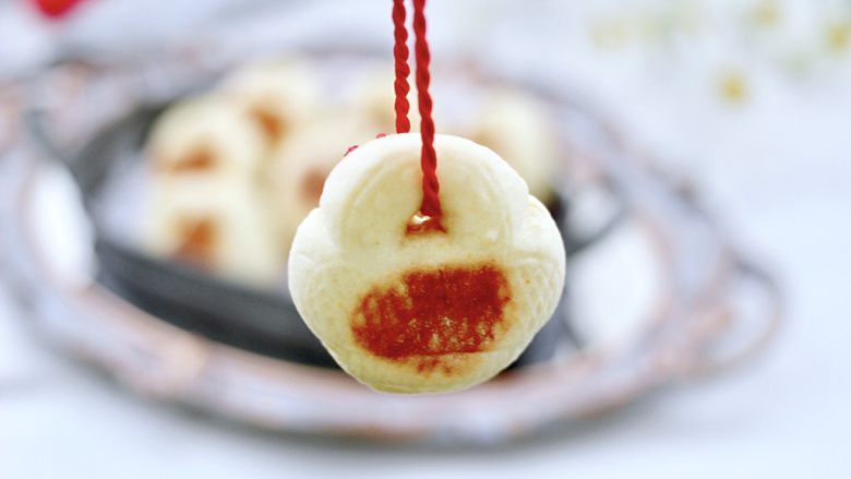 烙巧果(小背篓)~妈妈的味道,嘻嘻,每每都能想起妈妈用红线把巧果连起来挂在我脖子上的美好回忆。