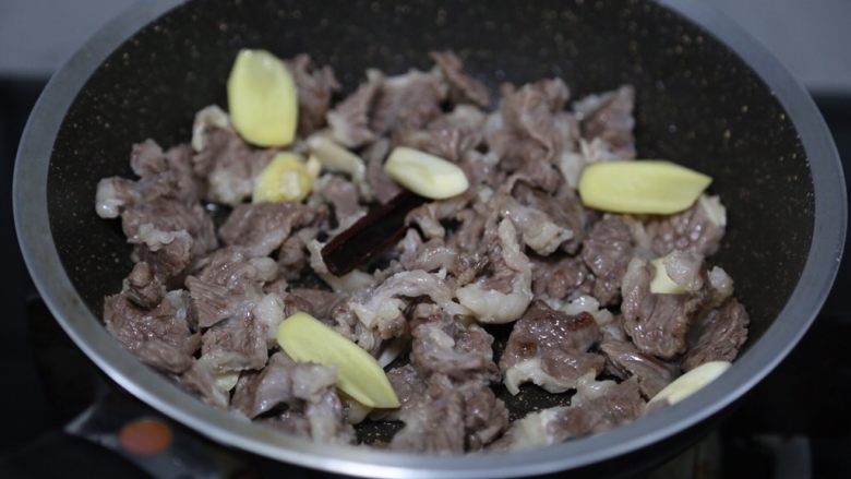 胡萝卜炖牛腩,炒干水分至牛腩微焦后放姜蒜、桂皮,翻炒出香味
