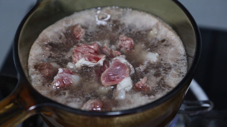 胡萝卜炖牛腩,冷水入锅,焯出血水后捞出