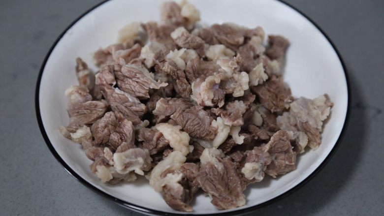 胡萝卜炖牛腩,冲洗掉浮沫,沥干水待用