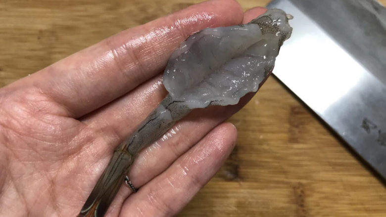 芝士焗土豆泥,从背上破开,不要切断,抽去泥肠