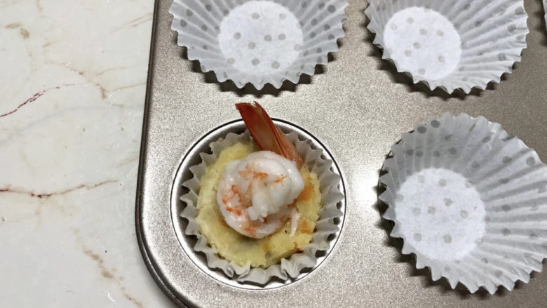 芝士焗土豆泥,在土豆泥中间按个坑,把基围虾放在中间