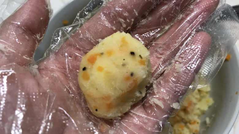 芝士焗土豆泥,戴手套捏一坨土豆泥,捏成球形