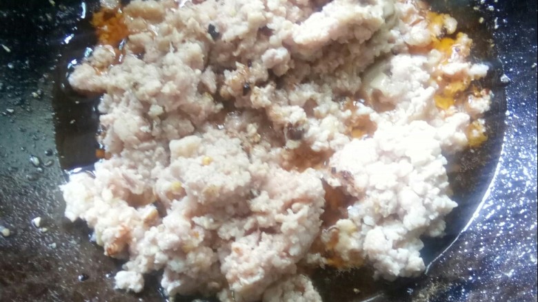 杂酱酸辣粉,将肉馅过油后,盛出待用。