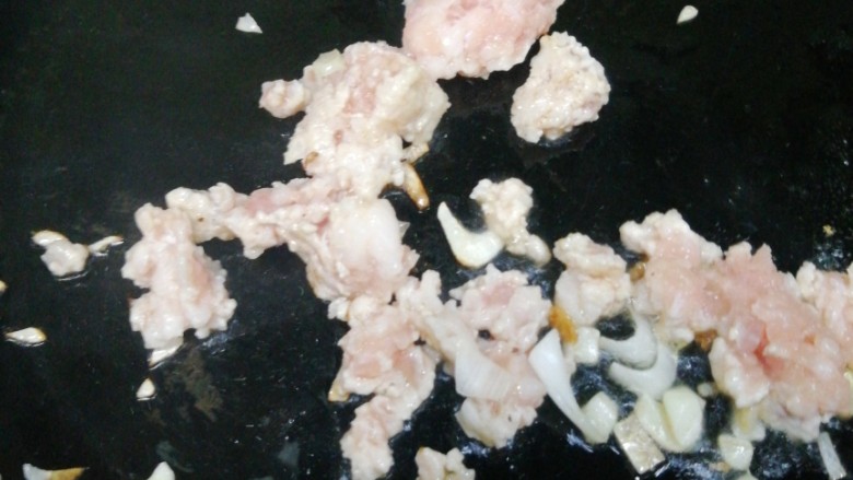 肉沫毛豆烩冬瓜,锅中放油,下葱花,放入肉沫翻炒。