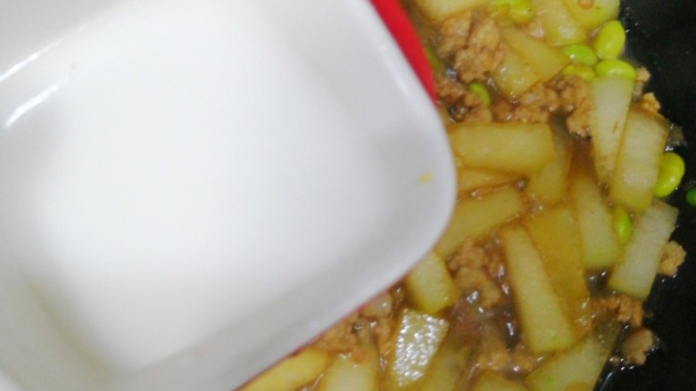 肉沫毛豆烩冬瓜,加入两克盐,之后淀粉汁倒入。