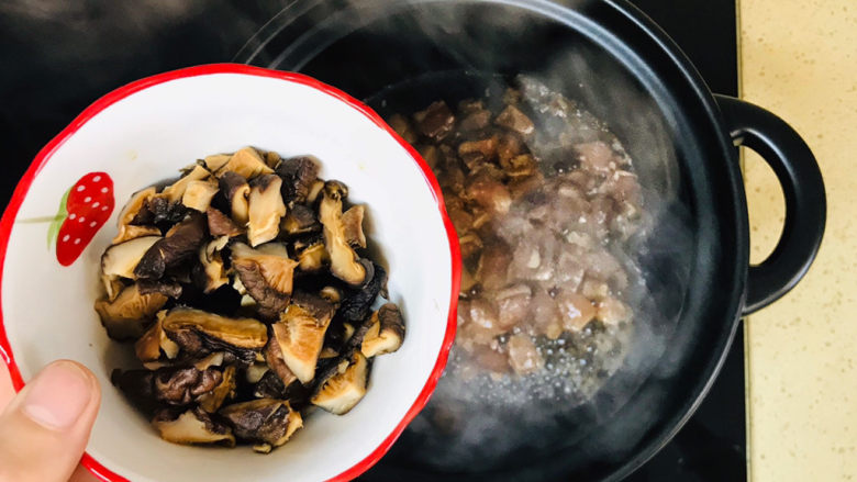 香菇滑鸡煲仔饭,翻炒变色后,加入香菇