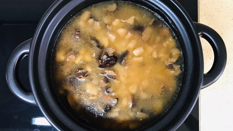 香菇滑鸡煲仔饭,加入水,水要抹过大米