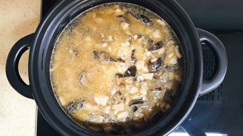香菇滑鸡煲仔饭,中间可以搅拌几下,防止糊锅