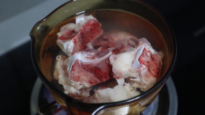 筒骨莲藕汤,冷水入锅,倒入一勺<a style='color:red;display:inline-block;' href='/shicai/ 718'>料酒</a>煮开