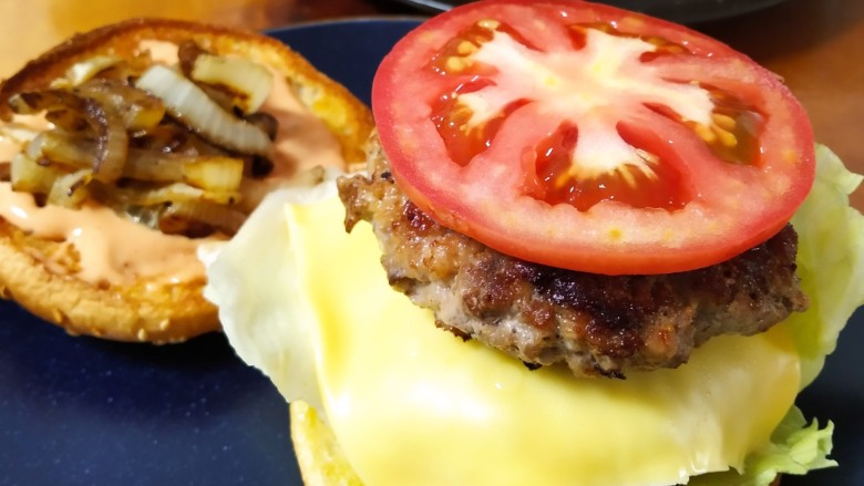 美式汉堡Simple Burger,汉堡包内部面涂酱,先放生菜,一层肉饼,一层<a style='color:red;display:inline-block;' href='/shicai/ 62159'>芝士片</a>,一层肉饼,一层番茄,最后加点洋葱,盖上就可以吃啦~
