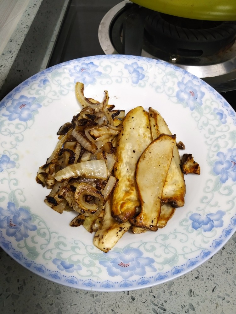 美式汉堡Simple Burger,<a style='color:red;display:inline-block;' href='/shicai/ 29'>洋葱</a>加点盐,炒到焦糖化caramelized会甜甜的,我火开太大有点焦。旁边杏鲍菇只是零食哈哈