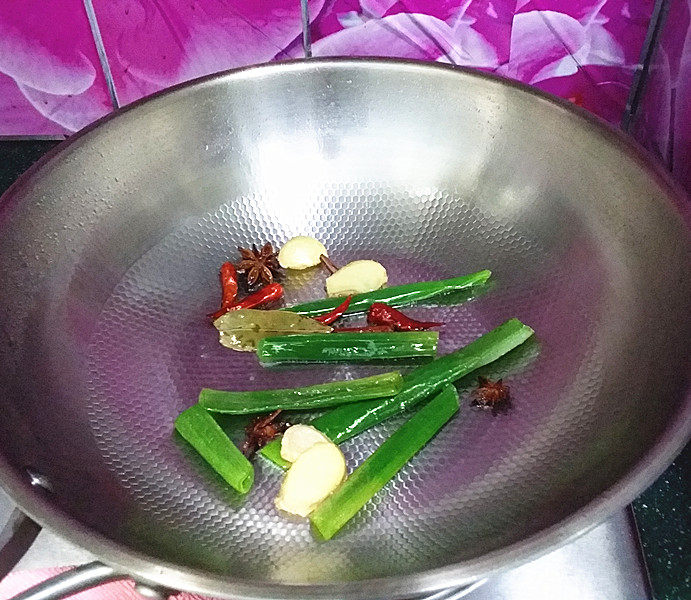 红烧鸭翅,锅热倒油,下葱姜蒜,爆香后盛出
