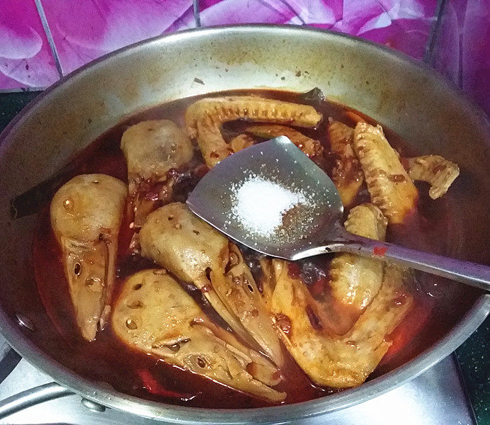 红烧鸭翅,20分钟后,加食盐调味,继续