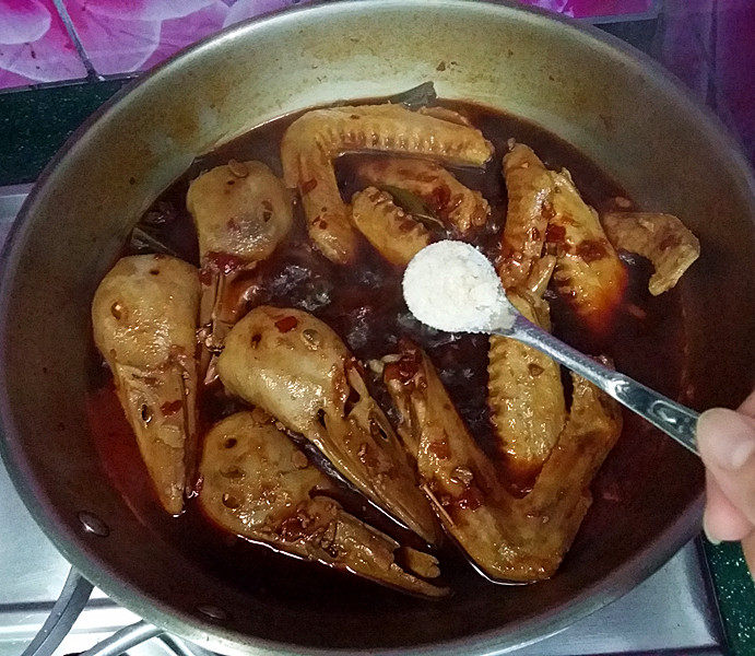 红烧鸭翅,等鸭肉熟烂时,加入<a style='color:red;display:inline-block;' href='/shicai/ 813'>鸡粉</a>(不喜欢可忽略)转大火收汁,关火后浸闷2小时以上