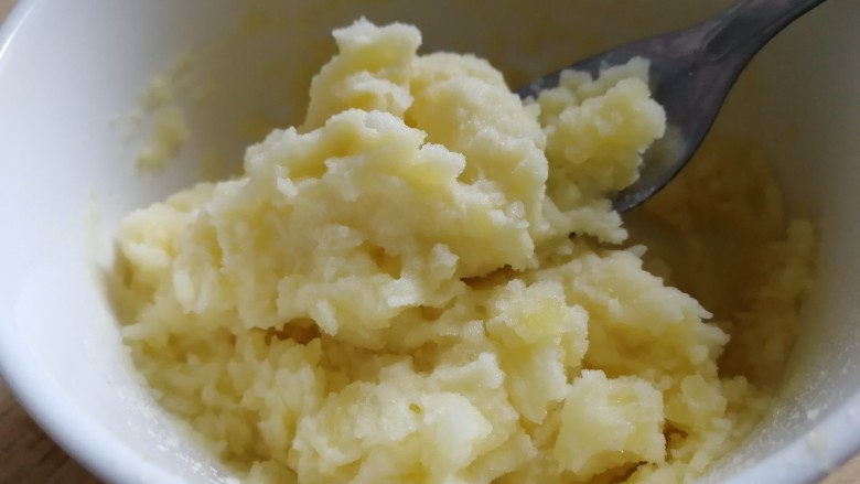 芝士焗土豆泥,拌匀,压成细腻的土豆泥。
