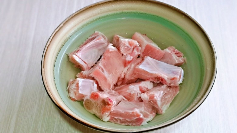 豉汁排骨煲仔饭,首先将<a style='color:red;display:inline-block;' href='/shicai/ 434'>排骨</a>用温水清洗干净,再用冷水泡60分钟以上,将血水泡出,需要反复换清水。