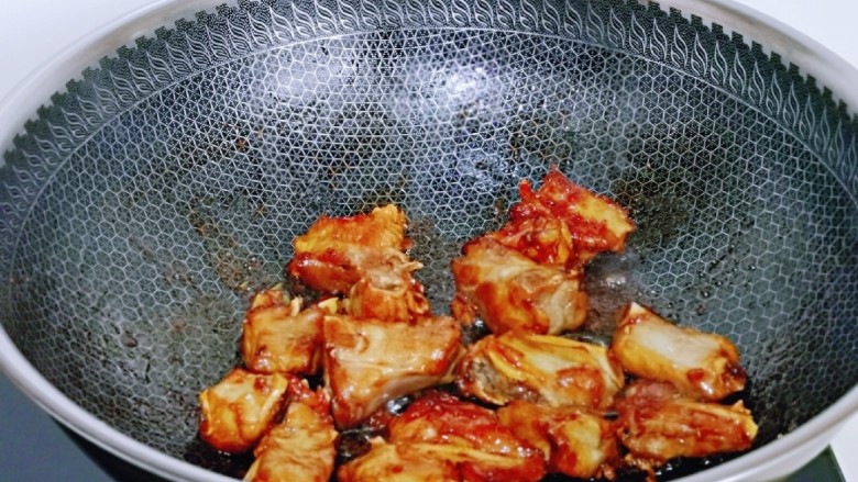 豉汁排骨煲仔饭,小火翻炒,使每块排骨吸收到料汁。