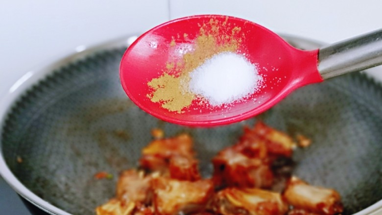 豉汁排骨煲仔饭,再按个人口味加入盐,<a style='color:red;display:inline-block;' href='/shicai/ 829'>十三香</a>翻炒。