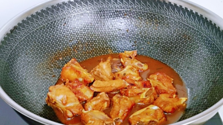 豉汁排骨煲仔饭,转中小火煮15分钟,关火待有余温。