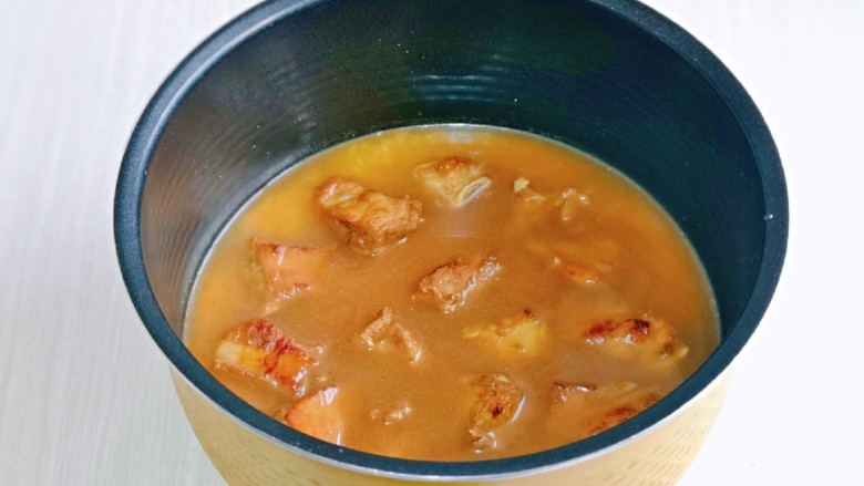 豉汁排骨煲仔饭,首先把排骨汤过滤到米中,汤不够加入适量的水,和自己平时做米饭的习惯来,再摆放上排骨。(排骨汤为什么要过滤?因为淋干有大蒜,姜,葱花,如果不建议的也可以不过滤,还一个方法,就是在步骤3葱姜蒜炒香后,铲出来扔掉也可以)