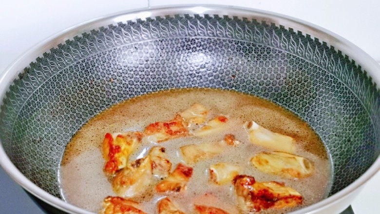 豉汁排骨煲仔饭,再加入纯净水,没过排骨就可以大火烧开。