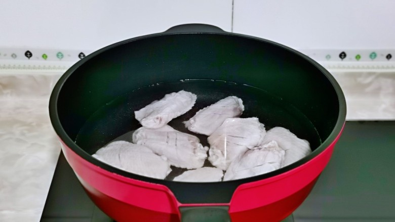 蛋黄焗鸡翅,焯水,冷水下锅,烧开后煮2分钟捞出。