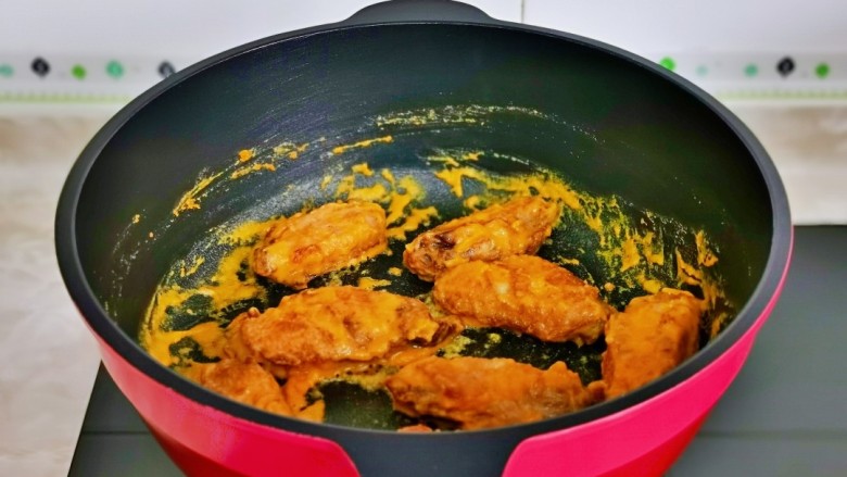 蛋黄焗鸡翅,最后加入炸好的鸡翅,翻炒均匀,使每个鸡翅都裹上蛋黄酱即可。