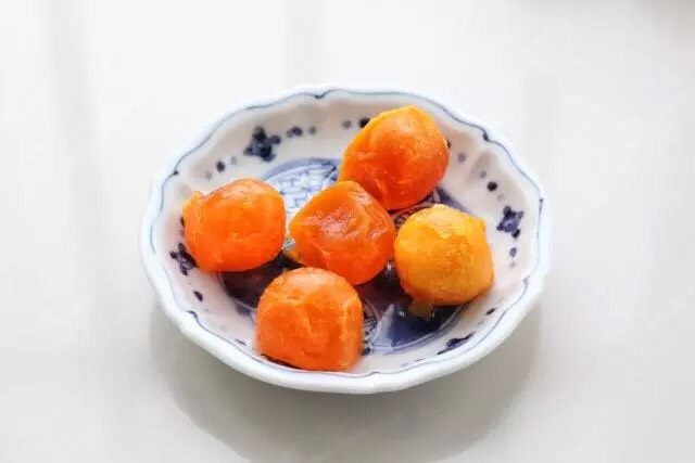 蛋黄焗鸡翅,生鸭蛋黄淋入一汤匙料酒去腥,我这个鸭蛋黄很小,所以用了五个,如果大蛋黄三个就可以了。