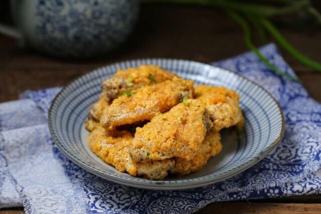 蛋黄焗鸡翅,一道香酥美味、鲜嫩诱人的蛋黄焗鸡翅就做好了,这个搭配意外的好吃,就差没把骨头一起吞掉了!