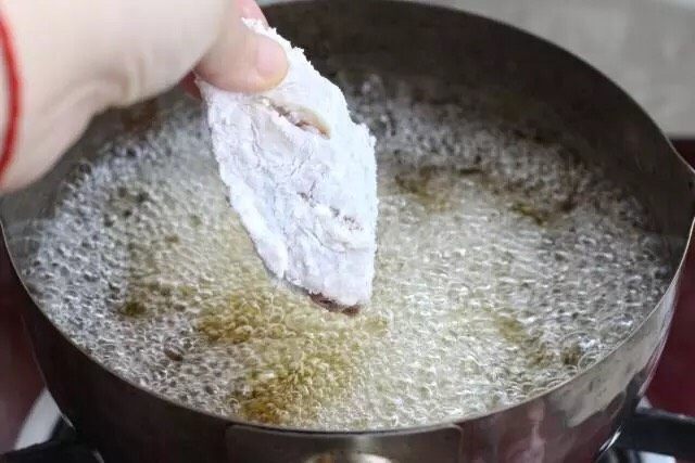 蛋黄焗鸡翅,锅中倒入足够量的食用油烧至六、七成热,改小火依次把鸡翅中放进去。