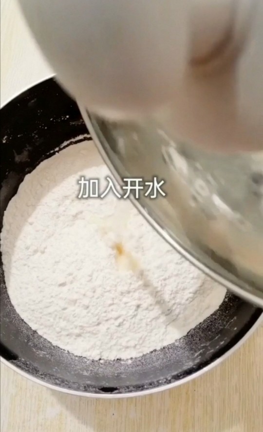 发面小糖饼,加入开水用筷子搅拌均匀