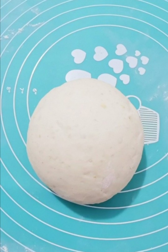 燕麦馒头,面发好多面放在面板上,面团揉成光滑面团